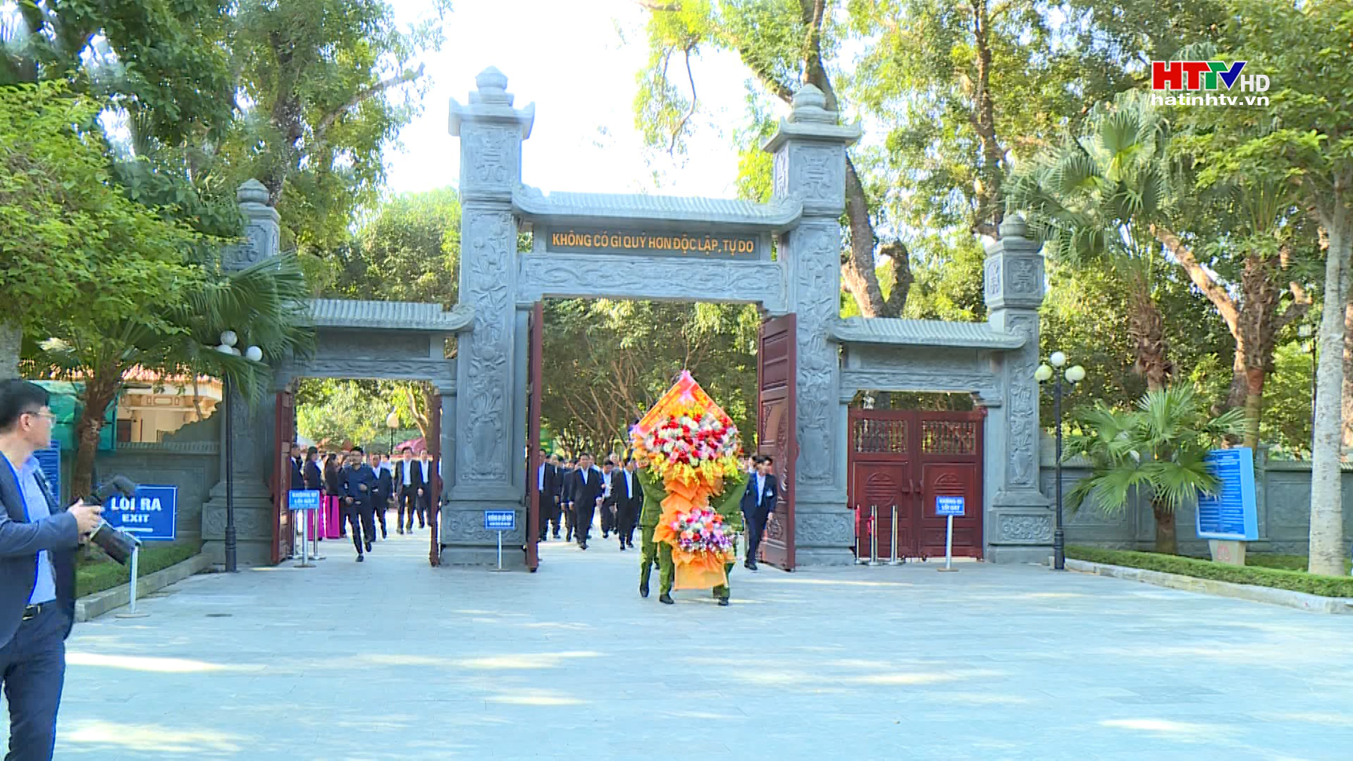 Đoàn công tác 3 tỉnh Thanh – Nghệ - Tĩnh dâng hương tưởng niệm Chủ tịch Hồ Chí Minh